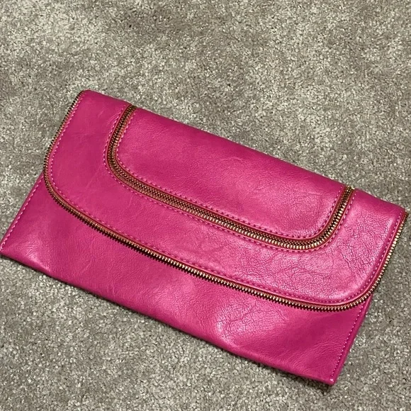 Pink clutch/purse. Snap closure. Gold shoulder removable chain. Zipper design - Picture 3 of 8